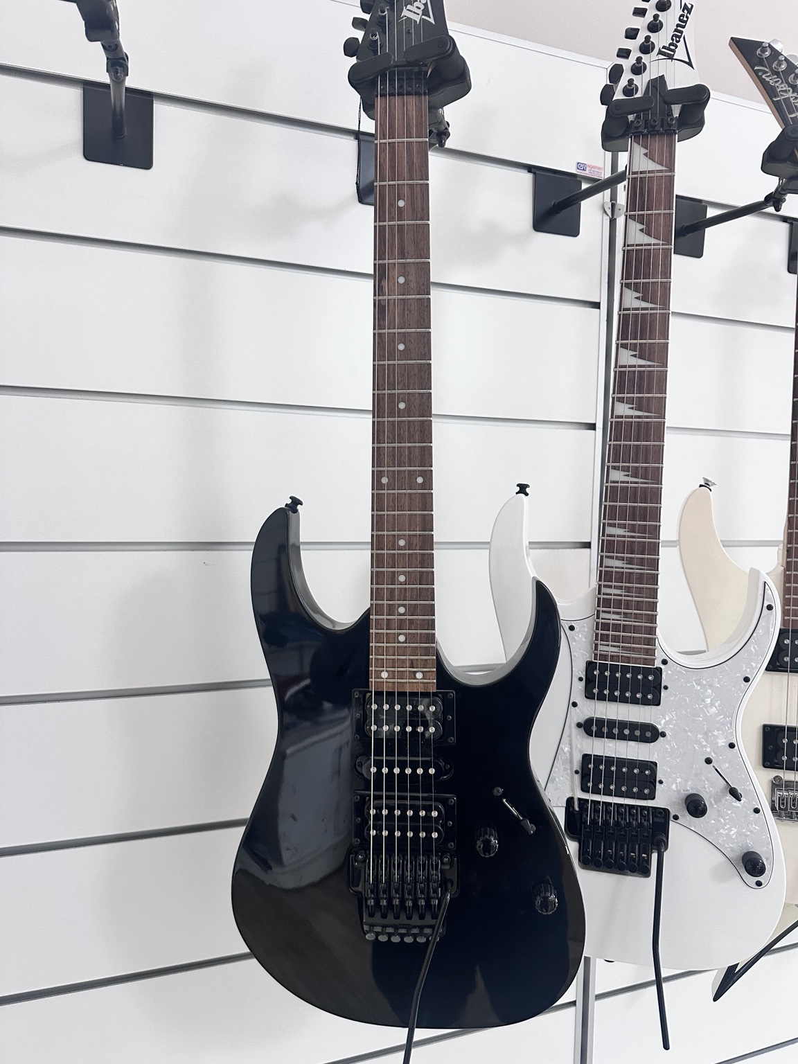 Ibanez · Beyaz elektro gitar — ürün fotoğrafı 1