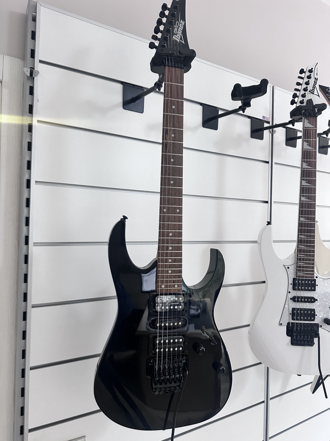 Ibanez · Beyaz elektro gitar — ürün fotoğrafı 2